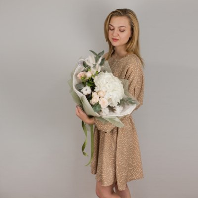 Букет из гортензии и пионовидных роз с эвкалиптом N 50473 Букет из гортензии и пионовидных роз с эвкалиптом N 50473