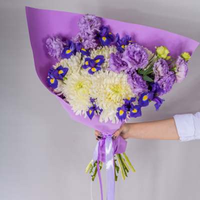 Букет из белых одноголовых хризантем с эустомой и ирисами N 52705 Букет из белых одноголовых хризантем с эустомой и ирисами N 52705