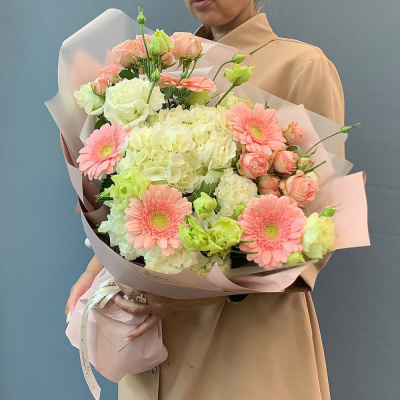 Букет с гортензией и мини герберами N 66828 Букет с гортензией и мини герберами N 66828